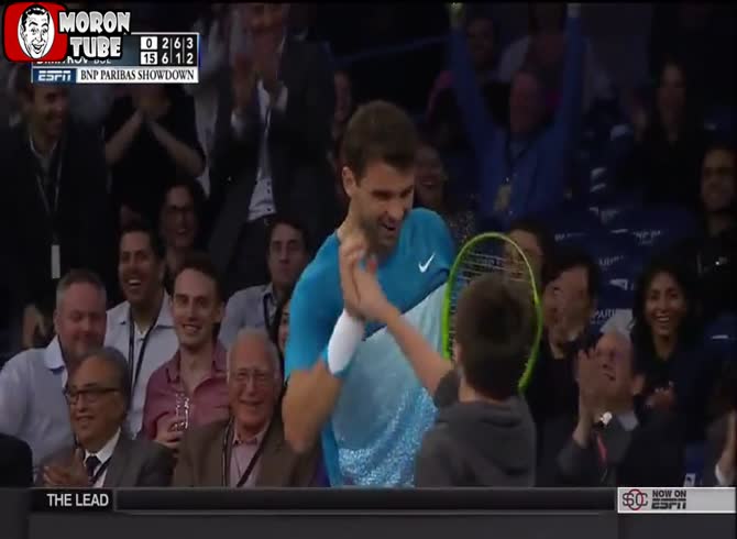 Video: Roger Federer is humiliated by a 12-year-old